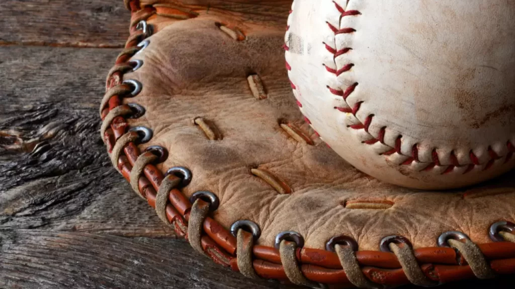 What's The Difference Between a Baseball Glove and Softball Glove?