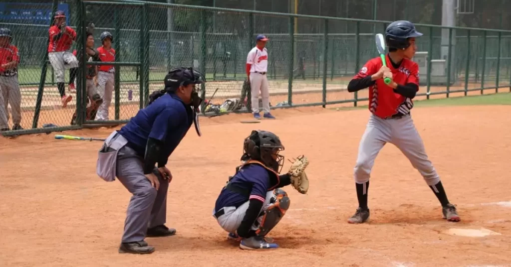 how to play hit and run softball